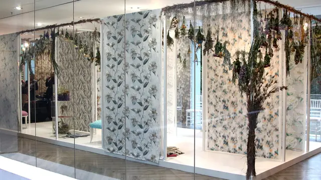Interior rumah dengan wallpaper