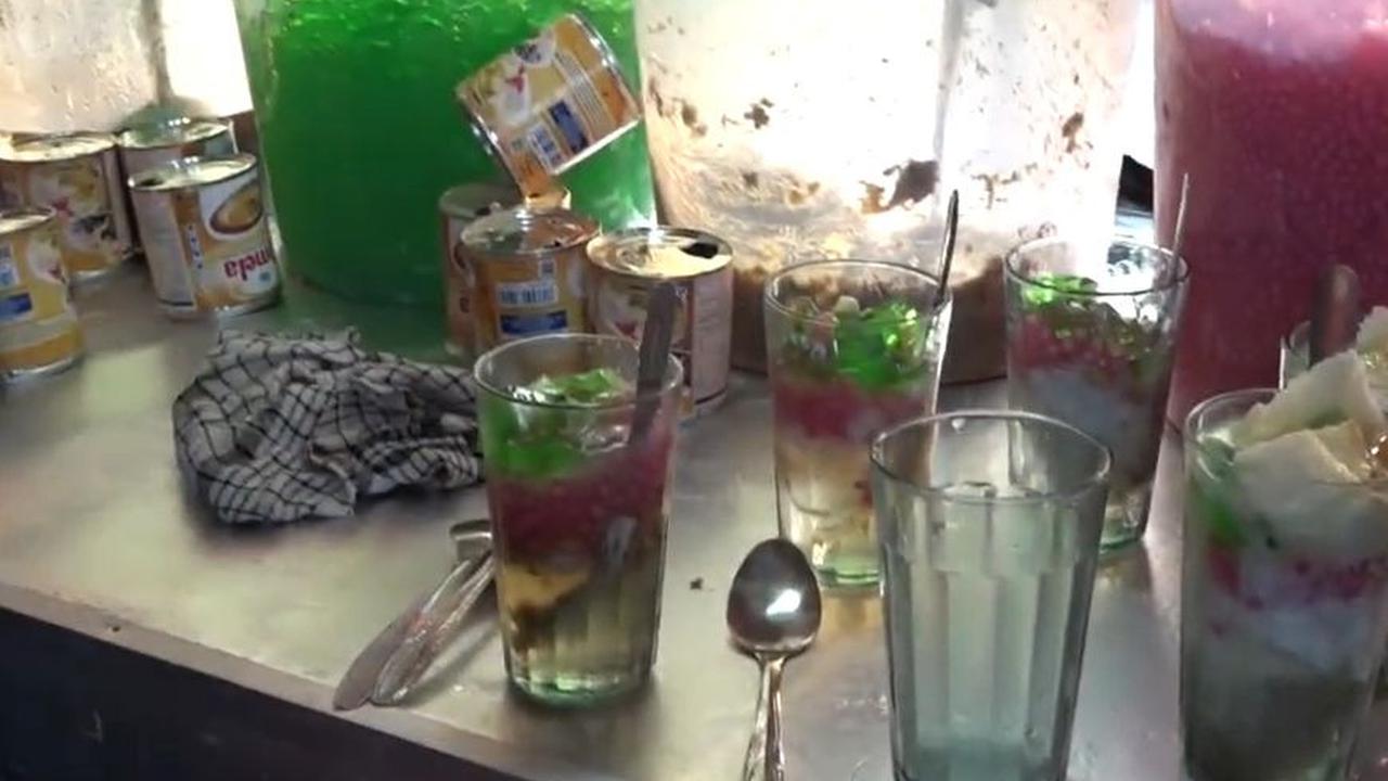 Biasanya Es Dolay disajikan di dalam gelas, maupun di plastik untuk dibawa pulang. Selama Ramadan penjualan Es Dolay terus meningkat.<br><br>Foto: Youtube Maula Akbar