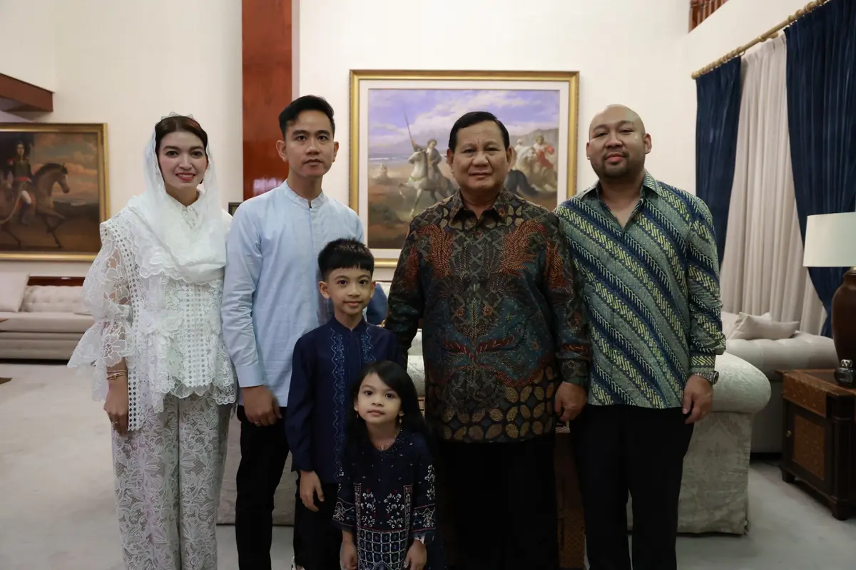 Wali Kota Solo Gibran Rakabuming Raka beserta istri Selvi Ananda dan kedua anaknya, Jan Ethes dan La Lembah Manah menyambangi kediaman Menhan Prabowo Subianto. (Dok: Tim Prabowo)