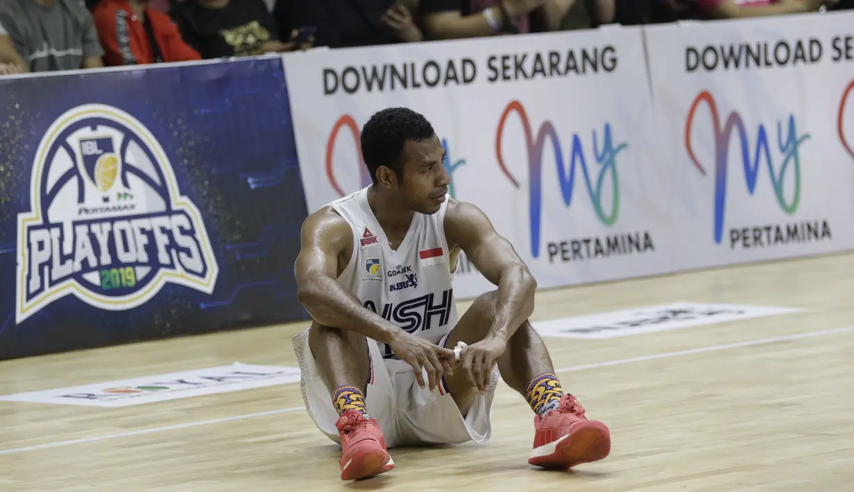 Pebasket NSH Jakarta, Hengki Infandi, tampak lesu usai ditaklukkan Satria Muda pada laga semi final IBL 2019 di GMSB Kuningan, Jakarta, Minggu (10/3). Satria Muda menang 72-48 atas NSH Jakarta. (Bola.com/M Iqbal Ichsan)