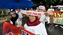 Seorang peserta aksi saat mengenakan ikat kepala bertuliskan 'Save Polri' di kawasan Bundaran HI, Jakarta, Minggu (8/2/2015). (Liputan6.com/Faizal Fanani)