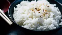 Menanak nasi pulen/copyright: unsplash/vitchakorn koonyosying
