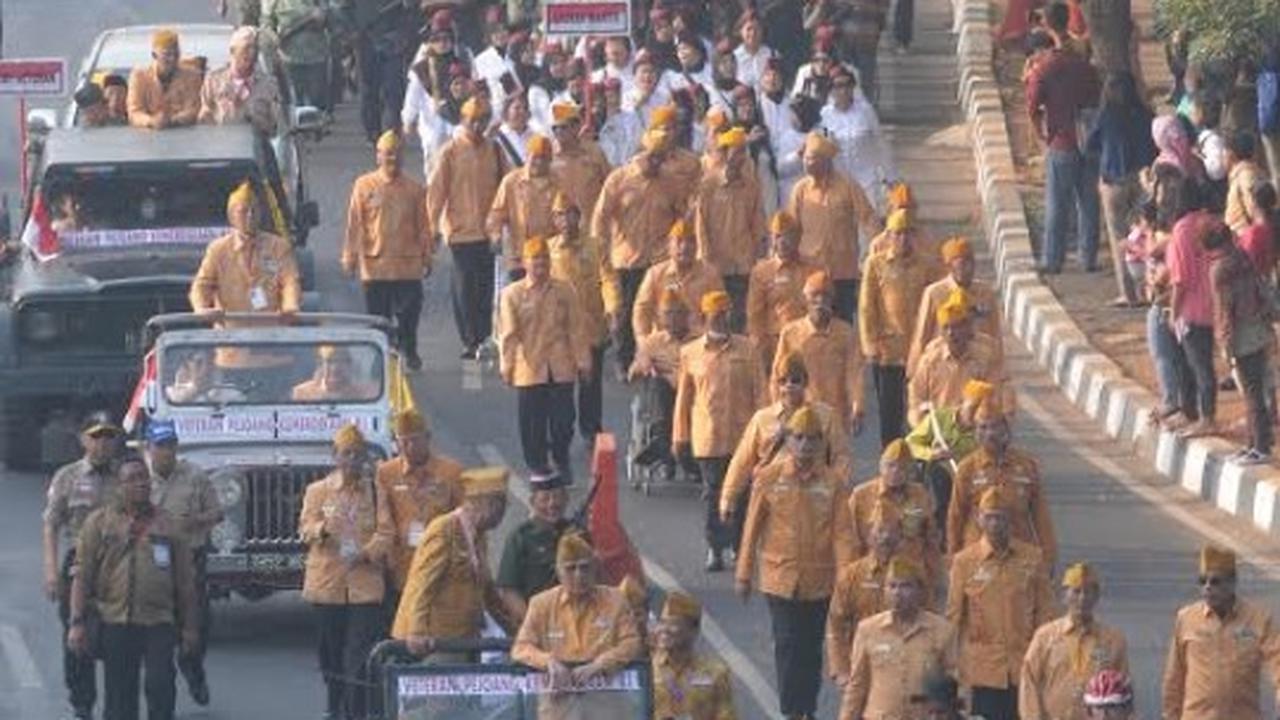 Semarak pawai Hari Veteran, bekas pejuang bawa bambu runcing