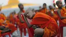 Seorang Biksu Buddha tertidur di kursi saat menunggu acara penerimaan sedekah di kuil Wat Phra Dhammakaya, Bangkok, Thailand, (22/4). Acara ini dihadiri lebih dari 100.000 biksu di Pathum Thani. (REUTERS / Jorge Silva)