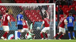 Penjaga gawang Italia Gianluigi Donnarumma menerima gol dari pemain Austria Sasa Kalajdzic pada pertandingan babak 16 besar Euro 2020 di Stadion Wembley, London, Inggris, Sabtu (26/6/2021). Italia menang 2-1. (Catherine Ivill/Pool via AP)