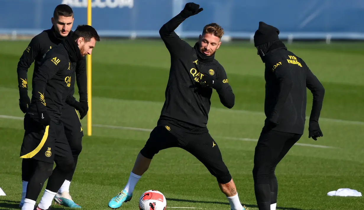 Bek Paris Saint-Germain (PSG) Sergio Ramos (Tengah) memainkan bola di samping rekan setimnya Lionel Messi dan Neymar jelang laga tandang ke kandang Marseille pada babak 16 besar Coupe de France 2022/2023, di Saint-Germain-en-Laye, sebelah barat Paris, Selasa (7/2/2023). PSG sudah sekali menghadapi Marseille musim ini, yakni pada pekan ke-11 Ligue 1 di Parc des Princes. (FRANCK FIFE / AFP)