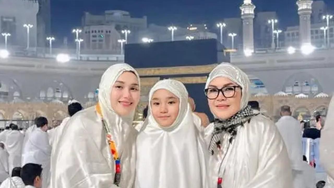 Seragam Umrah Ayu Ting Ting Sekeluarga Ternyata Rancangan Desainer Indonesia
