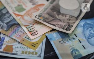 Mata uang kertas berbagai negara terlihat di jasa penukaran uang, Melawai, Jakarta, Rabu (28/9/2022). Nilai tukar rupiah tembus Rp15.236 per dolar AS pukul 10.41 WIB pada perdagangan Rabu (28/9/2022). (Liputan6.com/Johan Tallo)