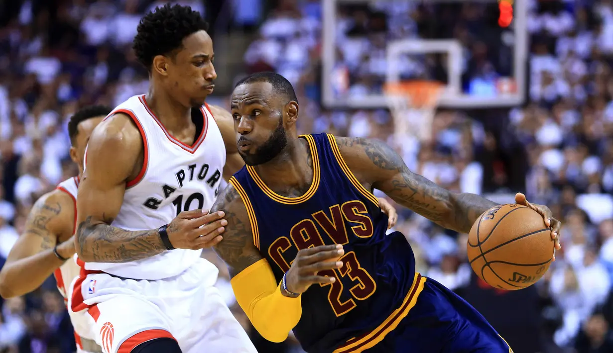 Pebasket Toronto Raptors, DeMar DeRozan, berusaha menghalau pebasket Cleveland Cavaliers, LeBron James pada laga Gim 3 semifinal Wilayah Timur di Air Canada Centre, Jumat (5/5/2017). Cleveland Cavaliers menang 115-94. (AFP/Vaughn Ridley)