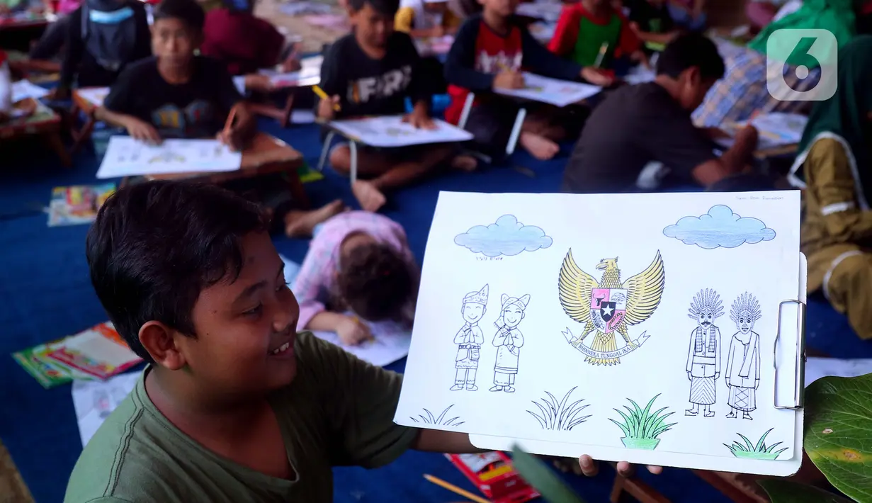 Anak-anak mengikuti lomba mewarnai burung garuda di Kampung Tematik Kampung Teras Pancasila, Karang Tengah, Tangerang, Banten, Rabu (1/6/2022). Kegiatan tersebut dilaksanakan dalam rangka memperingati hari lahirnya Pancasila bertujuan untuk memberikan wawasan dan pengetahuan tentang nilai-nilai Pancasila sejak dini. (Liputan6.com/Angga Yuniar)