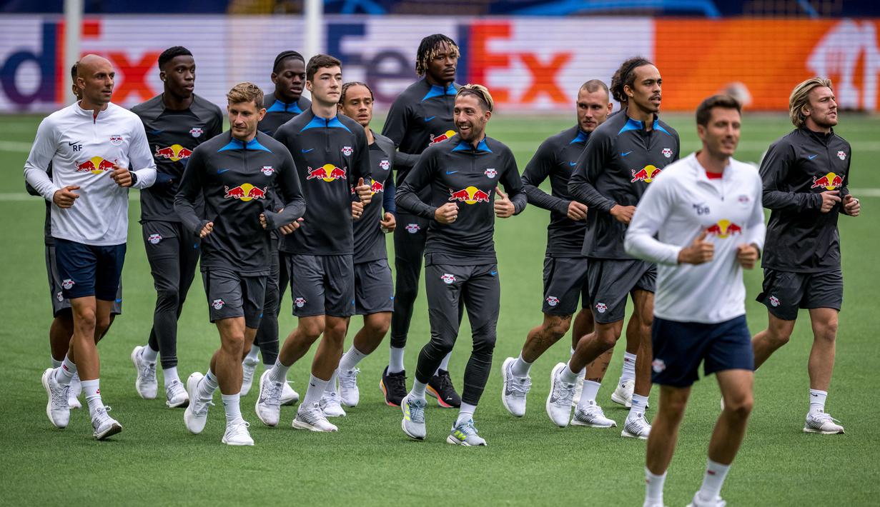 Hasil itu membuat mereka berhasil naik di papan atas Bundesliga 2023/2024 meski mengawali musim dengan kekalahan. (Fabrice COFFRINI / AFP)