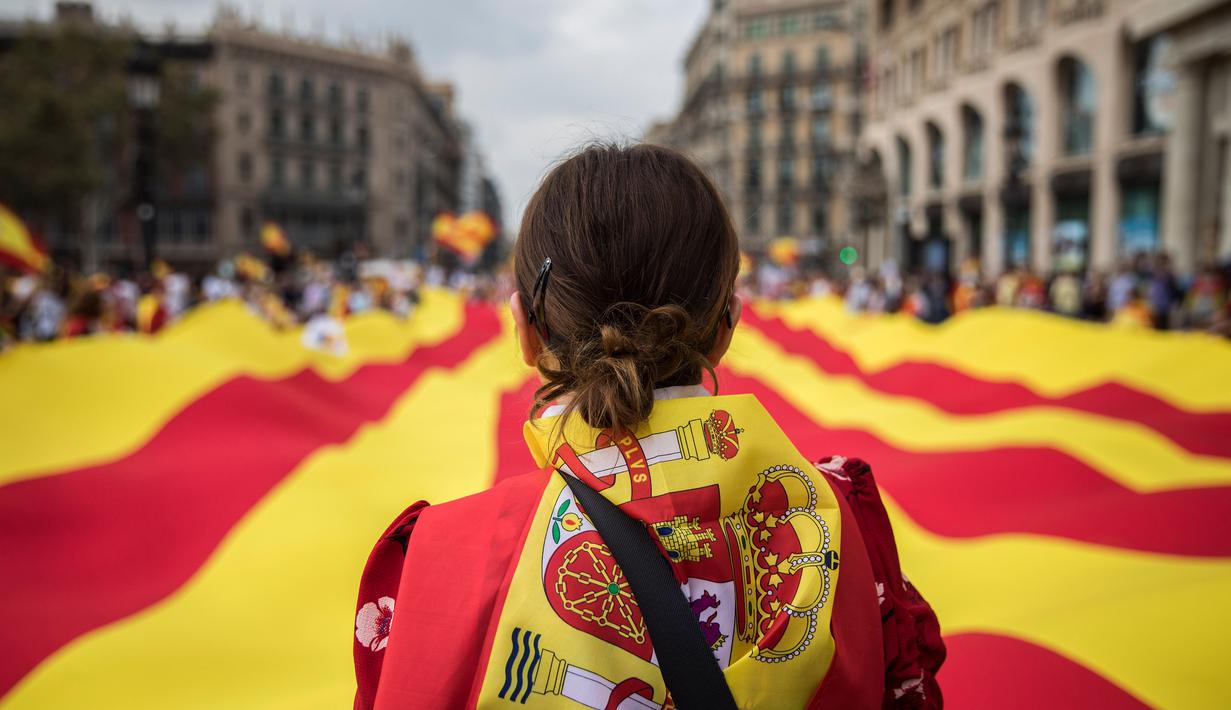 PHOTO: Hari Nasional Spanyol, Warga Arak Bendera Raksasa ...