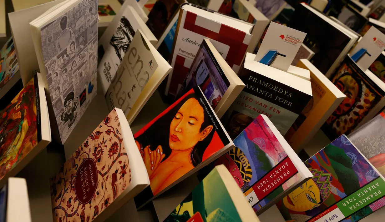 Sejumlah buku sastra Indonesia berjajar selama pameran Frankfurt book fair, Jerman, Selasa (13/10/2015). Pameran ini akan berlangsung dari 14 – 20 Oktober 2015. (REUTERS/Ralph Orlowski)