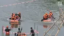 Petugas dari UPK Badan Air Dinas Lingkungan Hidup Kecamatan Duren Sawit beradu kecepatan saat lomba dayung di Kanal Banjir Timur, Jakarta, Sabtu (17/8/2019). (merdeka.com/ Iqbal S. Nugroho)