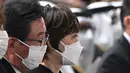 <p>Istri mantan Perdana Menteri Jepang Shinzo Abe, Akie Abe (tengah) menghadiri pemakaman kenegaraan suaminya di Nippon Budokan, Tokyo, Jepang, Selasa (27/9/2022). Pemakaman Shinzo Abe menuai kontroversi karena dana prosesi mencapai 1,66 miliar yen, lebih mahal dari pemakaman Ratu Elizabeth II di Inggris 'hanya' setara 1,3 miliar yen. (Philip Fong/Pool Photo via AP)</p>