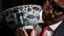 Mangkuk Xuande Lobel "Fish Pond" saat ditampilkan di pelelangan Sotheby di Hong Kong, Rabu (8/3). Mangkuk ini diperkirakan akan terjual dengan harga lebih dari USD 12,8 juta atau sekitar Rp 171 miliar. (AP Photo / Kin Cheung)