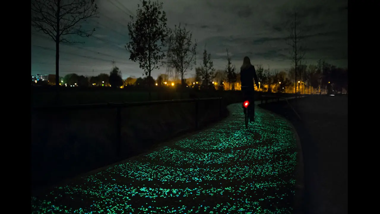 Keren! Jalur Sepeda Glow in The Dark