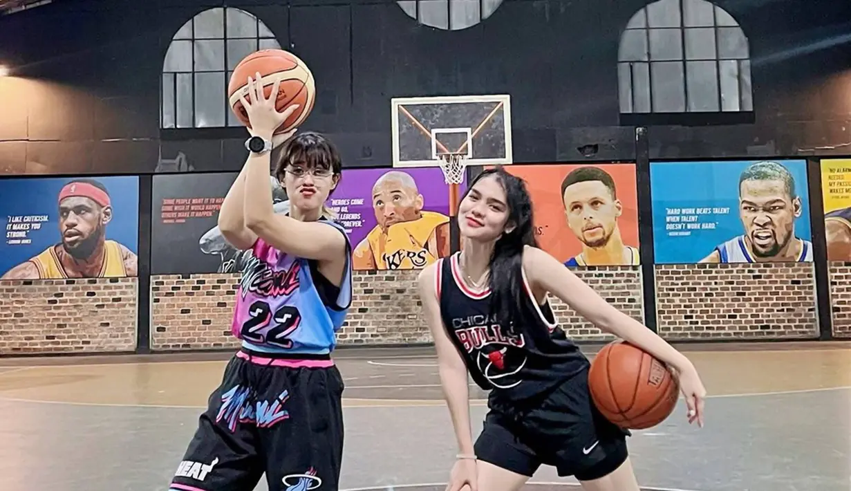 Pemilik nama lengkap Davina Tesalonika Karamoy akan segera menghibur para penggemar dengan serial terbarunya berjudul Ratu Dansa yang dibintanginya bersama Marsha Aruan. Serial yang dijadwalkan tayang pada bulan Desember ini pun sudah banyak menyedot perhatian netizen. (Liputan6.com/IG/@davinaakaramoy)