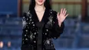 Lim Ji Yeon merupakan salah satu seleb Korea yang turut menghadiri acara Gucci Cruise 2024. Di sini ia mengenakan kimono dress berwarna hitam bertabur payet yang mewah. Foto: Instagram.