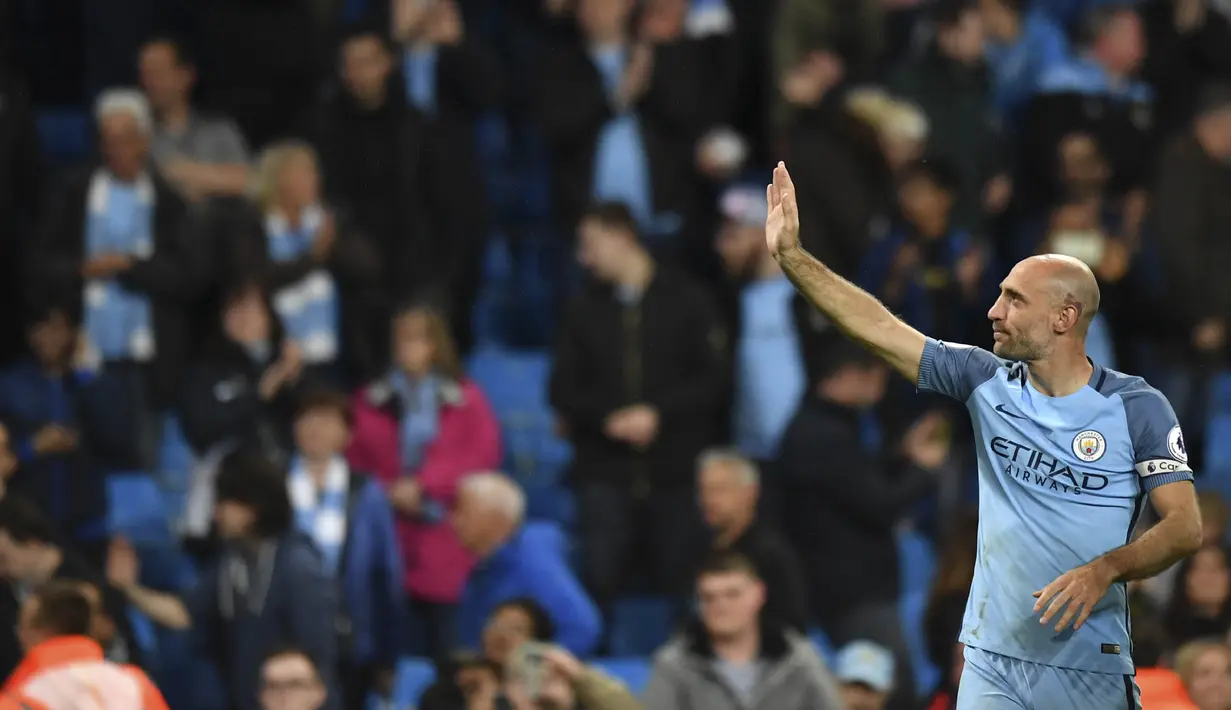 Bek Manchester City, Pablo Zabaleta, menyapa suporter usai pertandingan Liga Inggris melawan West Bromwich Albion di Stadion Etihad, Selasa, (16/05/2017). Zabaleta resmi pamit dari klub Manchester City. (AFP/ Anthony Devlin)