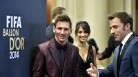 Lionel Messi (kiri) tampak disambut Alessandro Delpiero pada Gala Ballon d'Or (MICHAEL BUHOLZER / AFP)