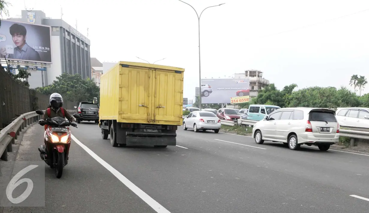Pengendara motor melintas melawan arus jalan tol arah Merak dari persimpangan Taman Anggrek, Jakarta (4/2). Minimnya rambu-rambu lalulintas jalan menuju tol Merak membuat pengendara motor tidak mengetahuinya. (Liputan6.com/Helmi Afandi)