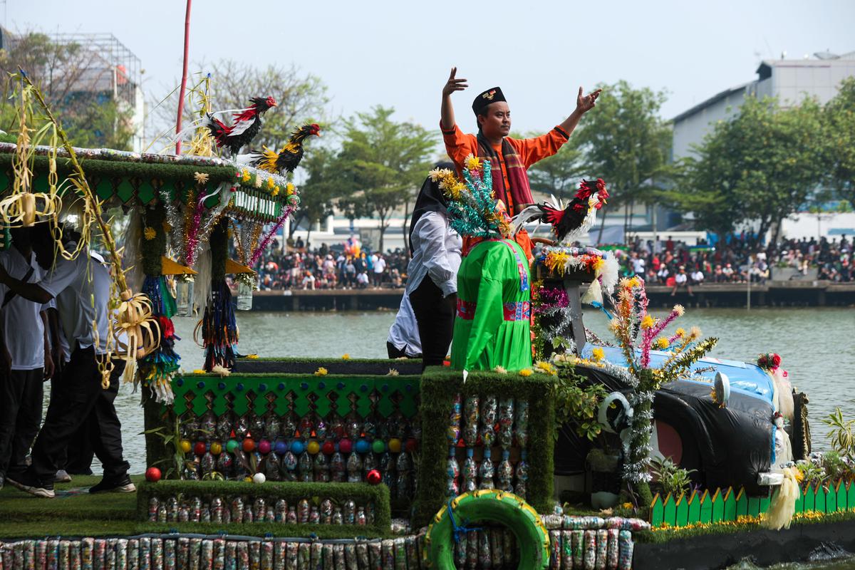 Kreasi Pasukan Oranye Sulap Sampah Plastik Jadi Perahu Unik