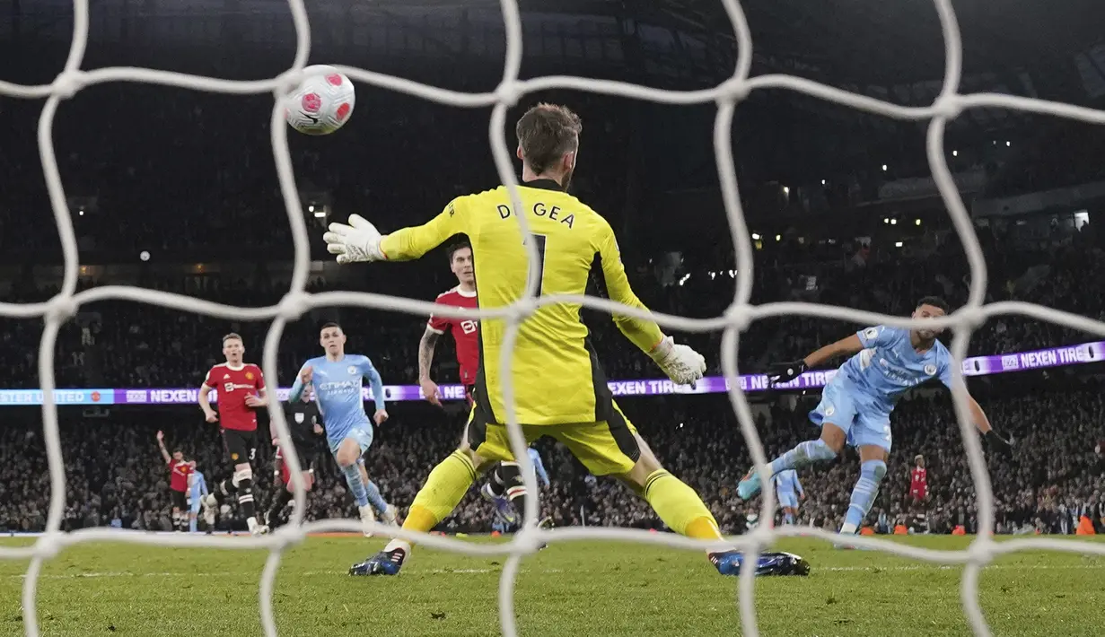 Di masa injury time babak kedua gawang Manchester United jebol untuk yang keempat kalinya. Gol yang sempat dianulir akibat terindikasi offside namun akhirnya disahkan usai meninjau VAR kembali dicetak oleh Riyad Mahrez lewat sepakan keras kaki kiri. (AP/Jon Super)