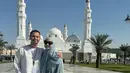 Momen lain memperlihatkan Nagita tampil dengan gamis floral dan pashmina serba warna biru muda. [@raffinagita1717]