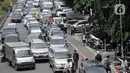 Sejumlah kendaraan mengantre masuk ke Pasar Pramuka, Jakarta, Senin (16/3/2020). Pasar Pramuka diserbu pembeli yang mencari masker guna mengantisipasi virus Corona Covid-19, membuat sebagian badan jalan dimanfaatkan sebagai parkiran sehingga menyebabkan kemacetan panjang. (merdeka.com/Iqbal Nugroho)