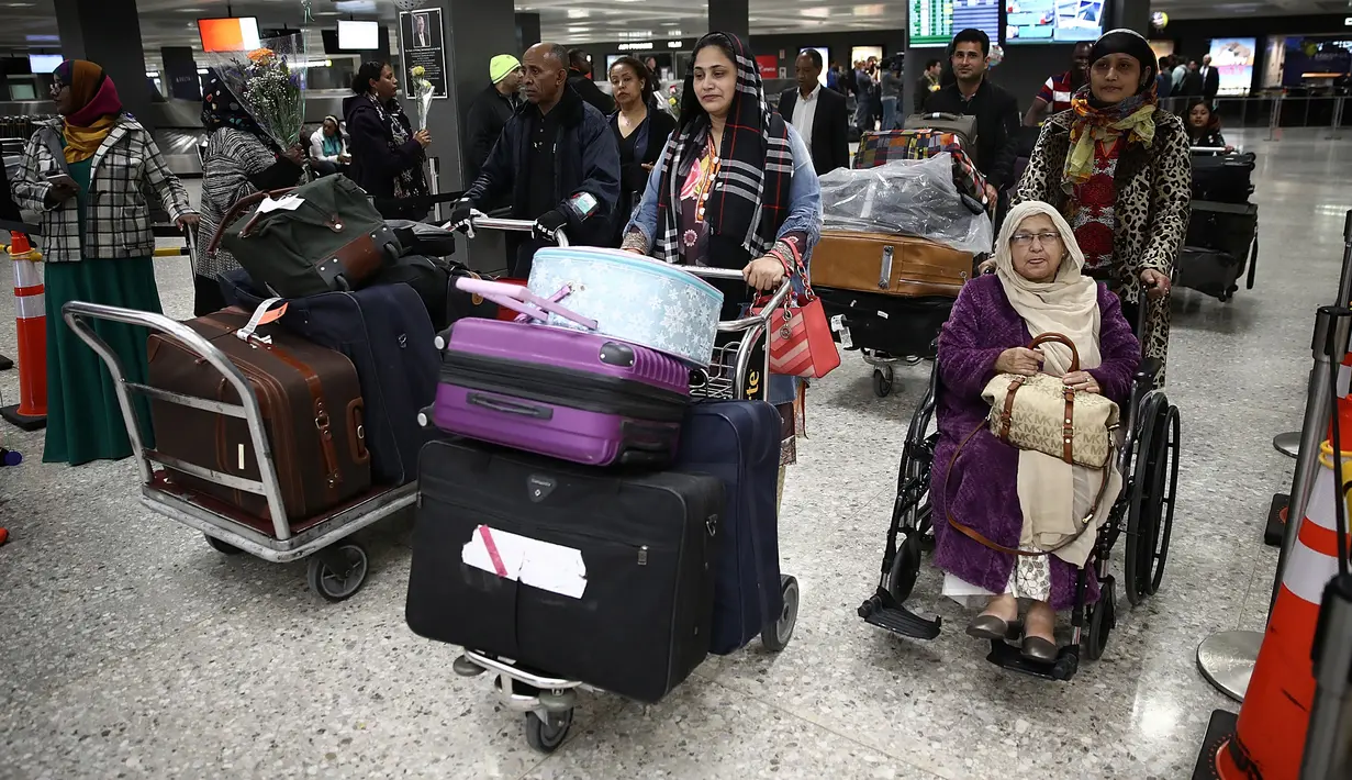 Sejumlah muslim sekembalinya dari Addis Ababa, Ethiopia, tiba di Bandara Dulles, Washington, Senin (6/2). Sejumlah warga muslim sempat tidak dapat masuk Amerika Serikat (AS) akibat kebijakan imigrasi Presiden Donald Trump. (Win McNamee/Getty Images/AFP)