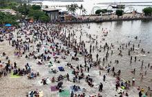 FOTO: Puluhan Ribu Pengunjung Serbu Pantai Ancol di Hari Kedua Libur Lebaran, Begini Penampakannya!