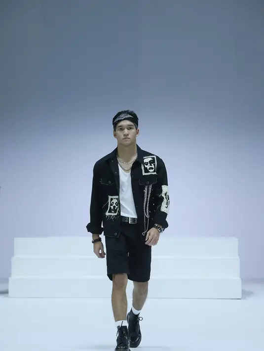 JFW 2022 akan hadir selama 4 hari, dari tanggal 25 hingga 28 November 2021 secara virtual lewat berbagai live streaming platform JFW.tv, YouTube Jakarta Fashion Week, dan live di Facebook Jakarta Fashion Week, Instagram, dan TikTok @jfwofficial. Jangan sampai ketinggalan! (JFW).