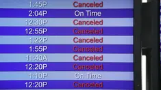 Papan pemberitahuan keberangkatan Southwest Airlines di terminal Bandara Internasional Denver di Denver, Senin (3/1/2022). Badai musim dingin ditambah pandemi membuat frustrasi pelancong yang penerbangan pulang dari liburannya dibatalkan atau ditunda di awal tahun baru. (AP Photo/David Zalubowski)