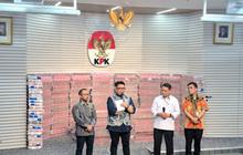 VIDEO: Penampakan Tumpukan Uang Korupsi Rp883 Miliar, Tingginya Lebihi Pejabat KPK