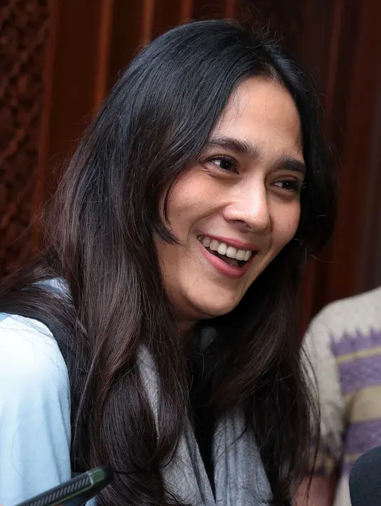 Ibu tiga orang anak itu juga memiliki sanggar seni di rumahnya. Bahkan, setiap minggu ada kelas teater untuk anak-anak sekitar rumah yang ikut latihan. Dari situ, ia melihat dampak baik dari belajar seni. (Deki Prayoga/Bintang.com)