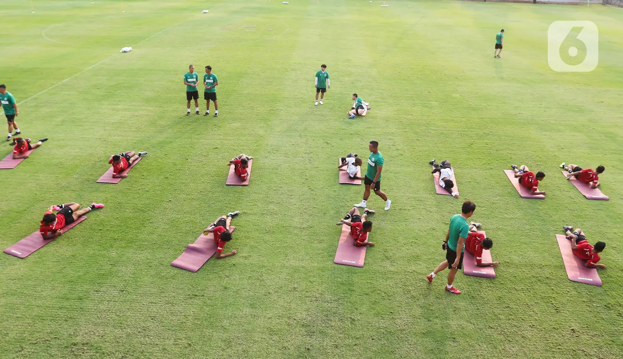 Timnas Indonesia U-23 memulai latihan perdana jelang Piala AFF U-23 2023. (Liputan6.com/Herman Zakharia)