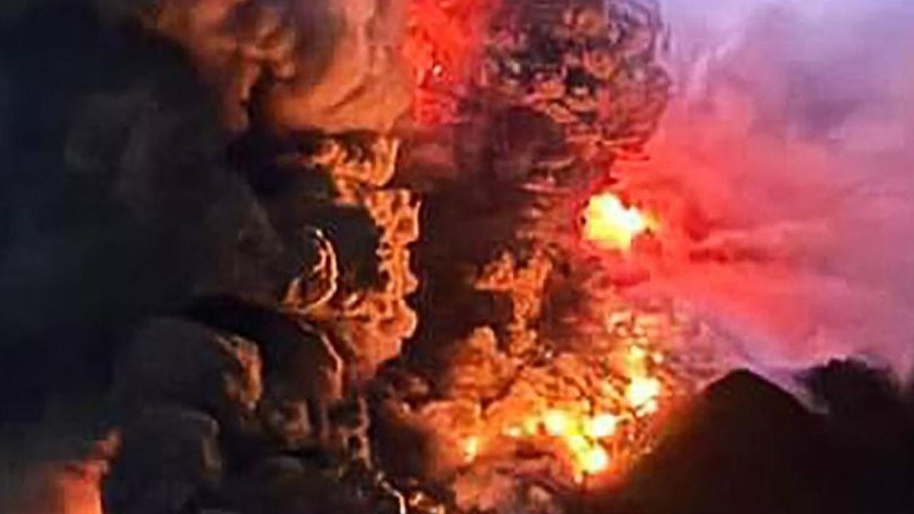 Gunung Ruang merupakan gunung api bertipe strato dan memiliki ketinggian puncak 725 meter di atas permukaan laut sekaligus membentuk pulau tersendiri yang terpisah dengan pulau lainnya.&nbsp;AFP/handout/PVMBG