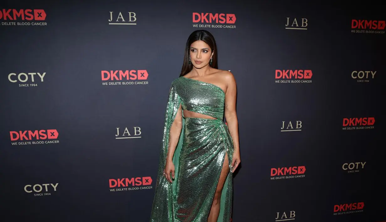 Bintang Citadel berusia 41 tahun ini tampil memukau dalam balutan gaun zamrud metalik dengan belahan setinggi paha. Potongan pada area perut memberikan gambaran tentang perutnya yang kencang. (Dimitrios Kambouris/Getty Images for DKMS Gala/AFP)