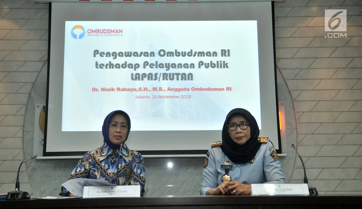 Anggota Ombudsman RI Ninik Rahayu (kiri) didampingi Dirjen PAS Sri Puguh Budi Utami saat memberikan keterangan terkait hasil pengawasan terhadap Pelayanan Publik Lapas/Rutan di Kantor Ombusdman, Jakarta, Senin (24/9). (Merdeka.com/Iqbal S Nugroho)