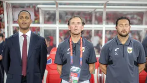 Pelatih Timnas Indonesia, Patrick Kluivert, dan dua asistennya, Alex Pastoor serta Denny Landzaat, memimpin timnya menghadapi Timnas Bahrain pada laga kedelapan putaran ketiga Grup C kualifikasi Piala Dunia 2026 di Stadion Utama Gelora Bung Karno, Jakarta, Selasa (25/3/2025) dini hari WIB. (Bola.com/Bagaskara Lazuardi)