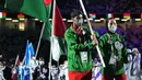 Para pembawa bendera Afghanistan memasuki stadion saat upacara penutupan Paralimpiade 2020 di Stadion Nasional di Tokyo, Minggu (5/9/2021). (AP Photo/Shuji Kajiyama)