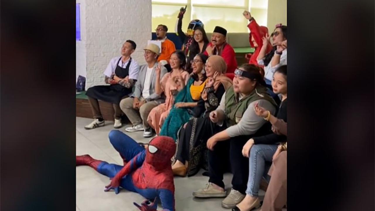 Tak disangka, Gubernur Jawa Barat Ridwan Kamil sampai berkomentar pada akun Instagram @undercover.id yang membagikan ulang video itu.