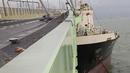 Kapal tanker saat menabrak jembatan yang menghubungkan ke Bandara Internasional Kansai akibat hantaman angin topan jebi di kota Izumisano, Osaka, (4/9). Akibat topan kuat ini dipekirakan enam orang tewas dan banyak melukai warga. (AFP Photo/Jiji Press)