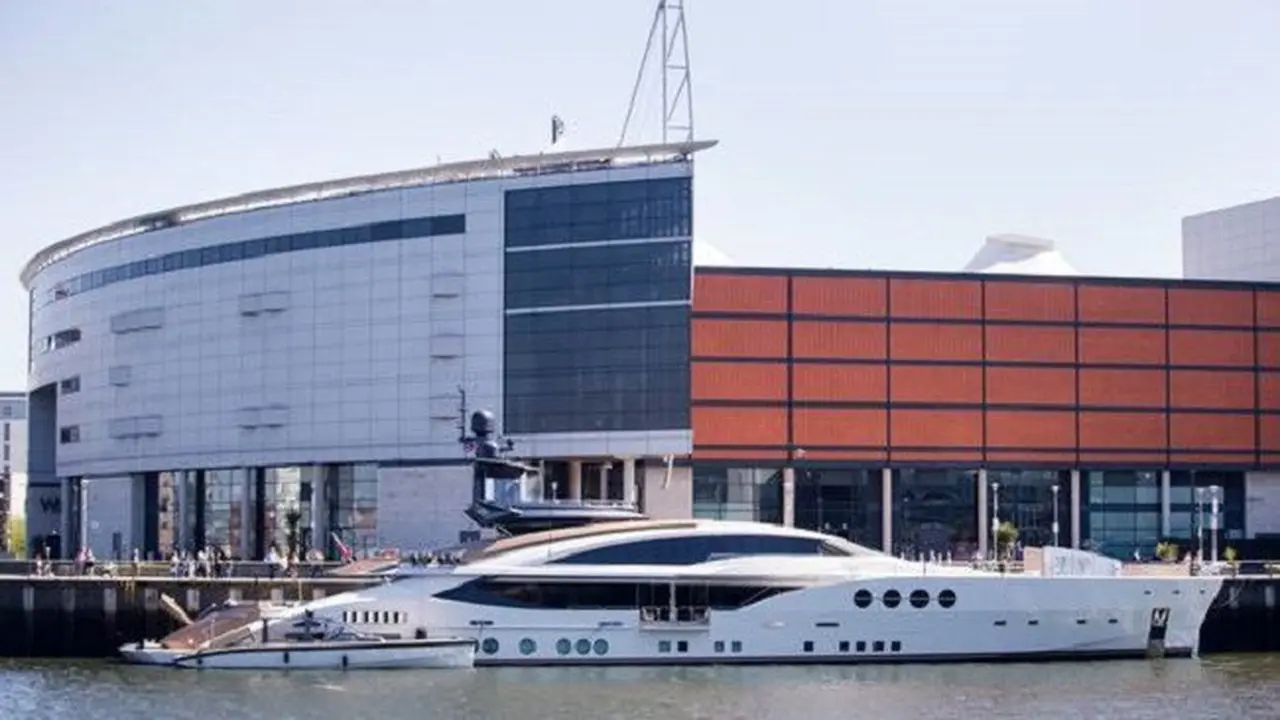 Lady M, kapal pesiar mewah yang telah bersandar di Pelabuhan di Irlandia Utara ini adalah milik miliarder Rusia Alexei Mordashov.(Dok Belfasttelegraph.co.uk)