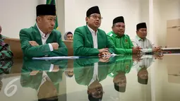 Ketum PPP hasil muktamar Jakarta, Djan Faridz (tengah) menggelar jumpa pers di Jakarta, Kamis (23/3). PPP Djan Faridz resmi memecat Romahurmuziy alias Romy dari PPP, karena dinilai sudah tidak sejalan dengan visi misi partai. (Liputan6.com/Faizal Fanani)