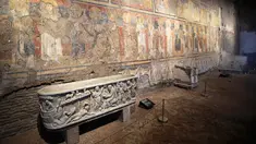 Lukisan terlihat di dinding gereja Santa Maria Antiqua, Roma, Italia, 17 Maret 2016. Gereja yang dihiasi berbagai seni lukis dan patung yang indah diperkiran telah ada pada abad ke-6. (REUTERS / Max Rossi)