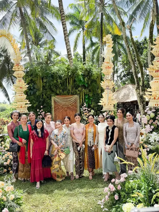 Tampak kehadiran para sahabat yang meramaikan momentum sakral ini. [Foto: instagram/ Ayu Dewi]