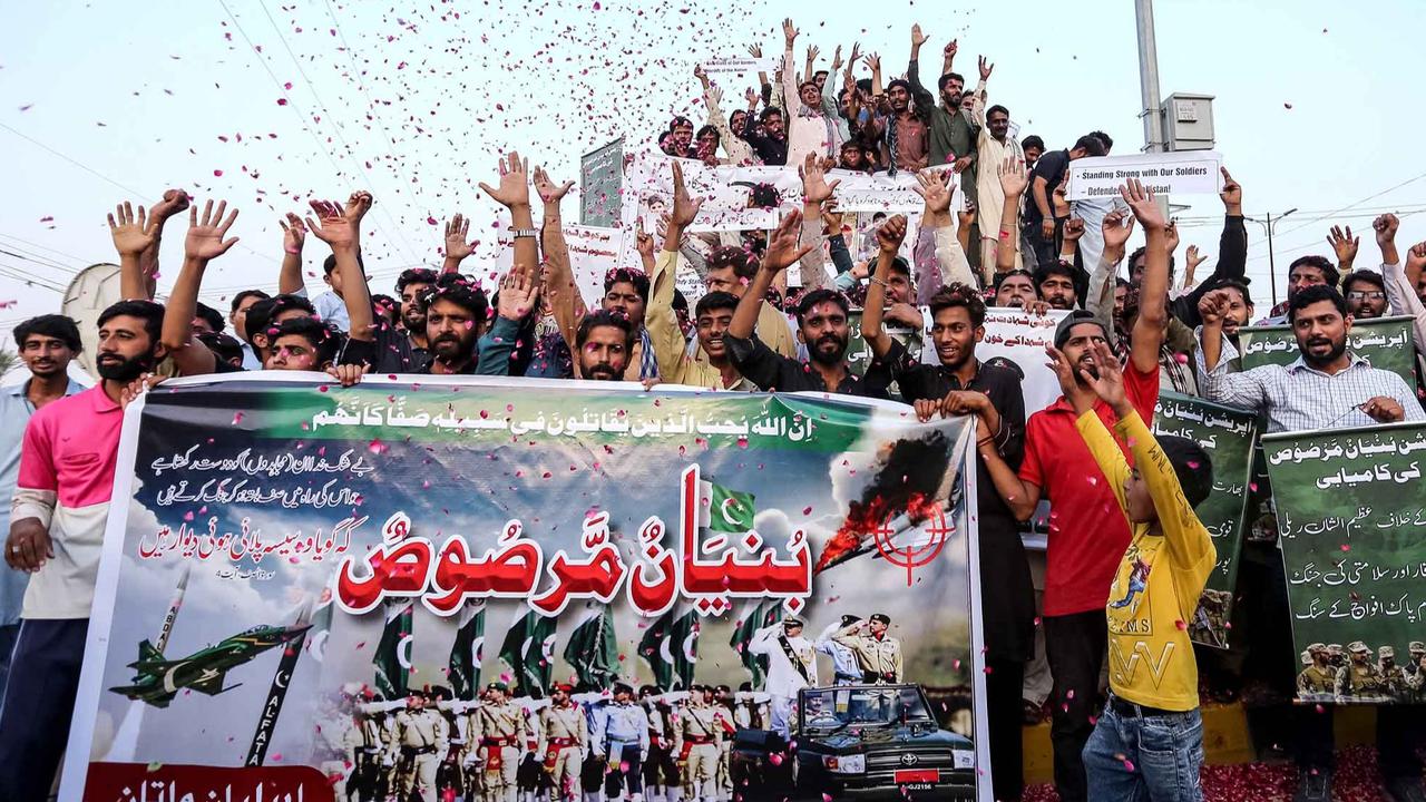 FOTO: Ekspresi Kegembiran Warga Pakistan Usai Gencatan Senajata India-Pakistan