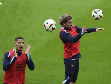 Pemain Prancis Antoine Griezmann (kanan) dan William Saliba menyundul bola saat sesi Latihan di Paderborn, Jerman, Rabu (12/6/2024). (AP Photo/Hassan Ammar)